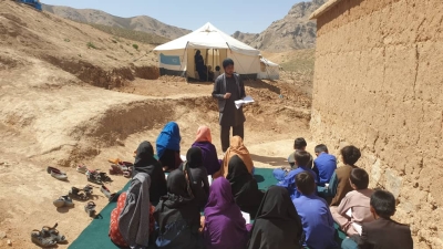 ساختمان تدریسی دوباب مکتب در دایکندی توسط مردم ساخته می‌شوند